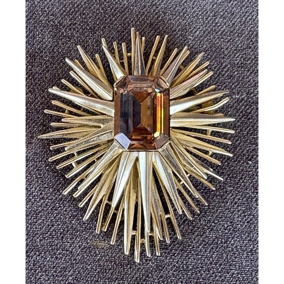 Trifari Jewelry - Vintage Trifari Gold Tone Sunburst Brooch Starburst Pyramid 1960s Cabichon